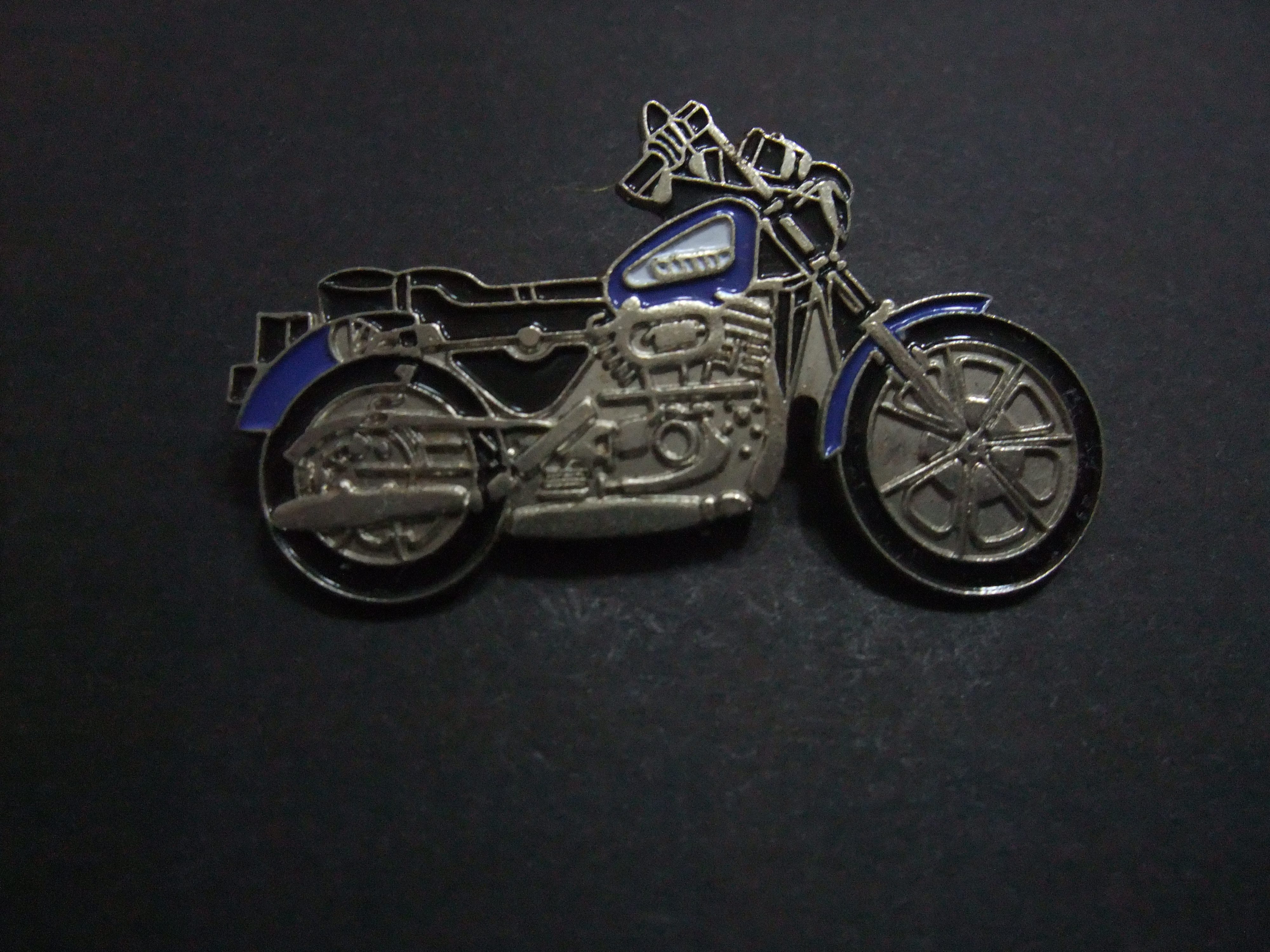 Harley-Davidson Sportster, blauw-zwart-zilverkleur, motor naar rechts